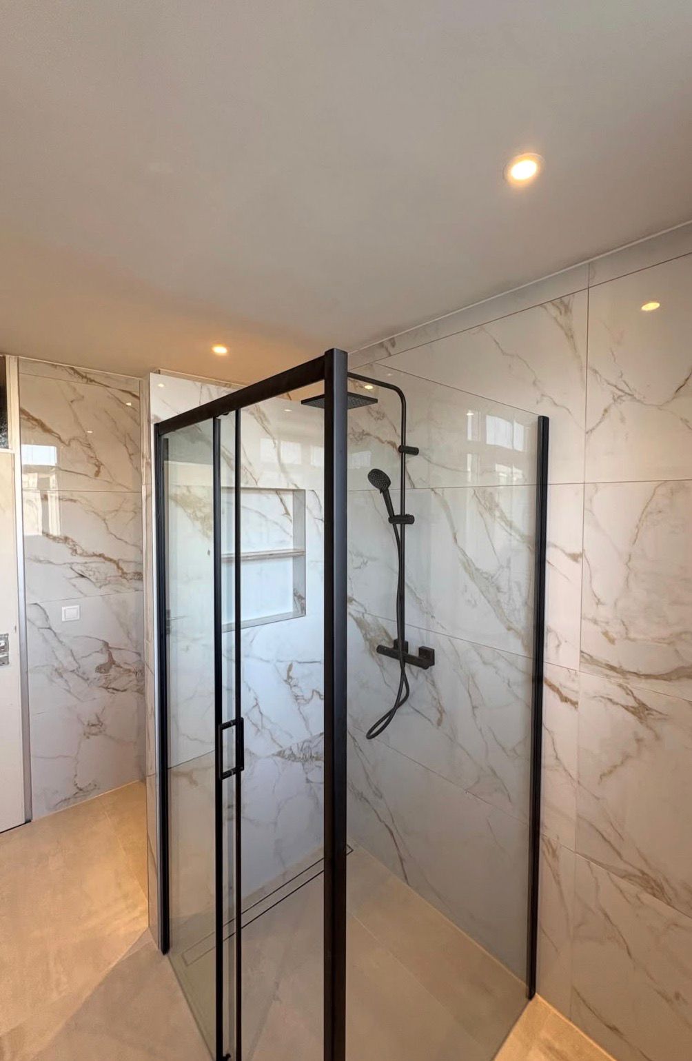 Badkamer marmerlook — na